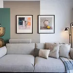 Hazel - 2-bedroom In Apartment *